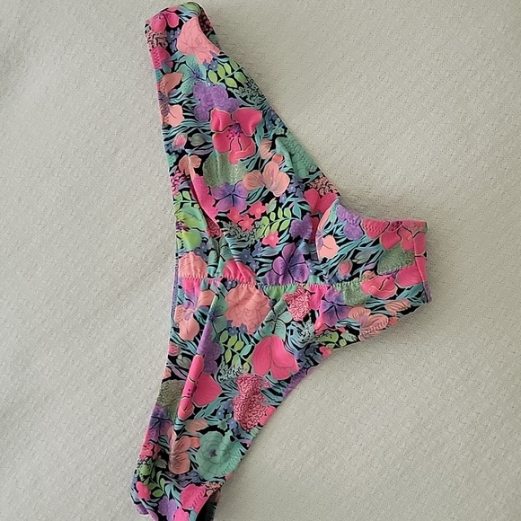 Bikini - Picture 4 of 7